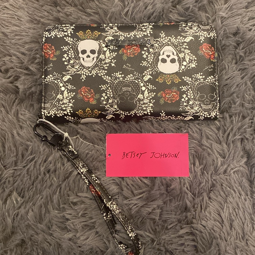 Betsey Johnson Skull And Roses Wallet/Wristlet NWT